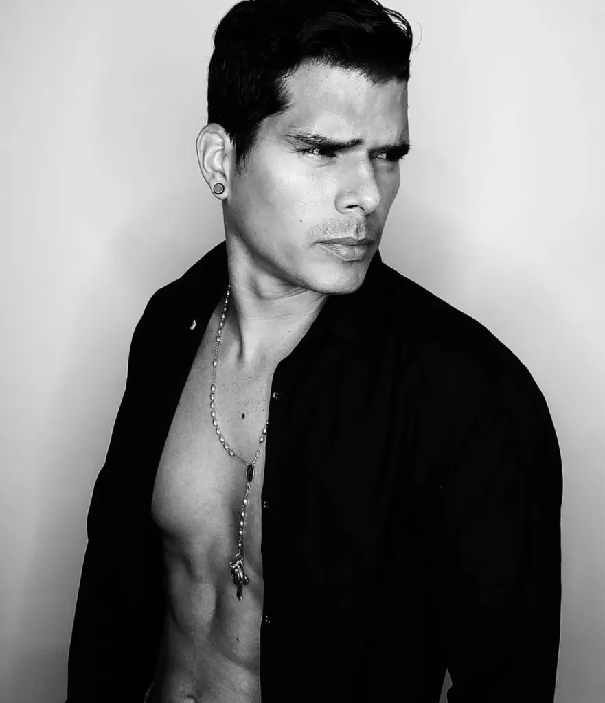 En momentos felices ..nadie fotografía las penas .   #actor #black #blackandwhite #mens #mensstyle.webp
